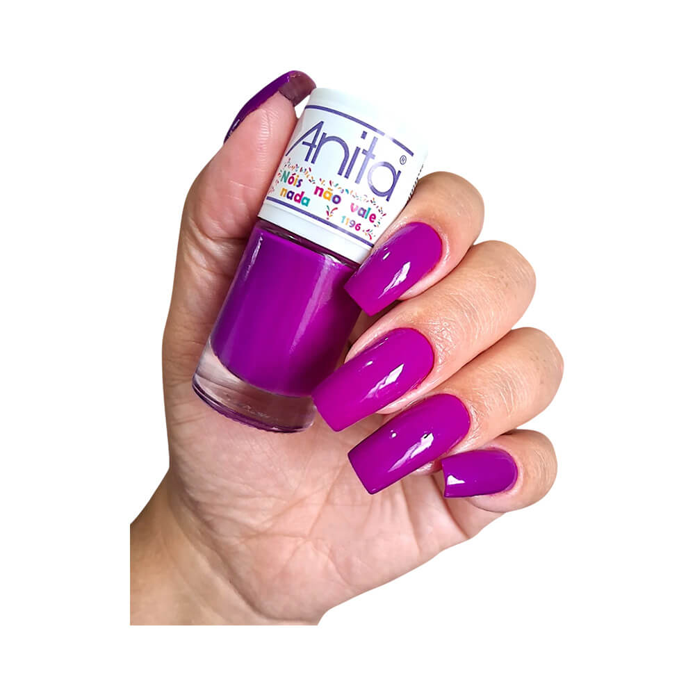Mão com unhas pintadas com esmalte roxo cremoso Anita Nois Nao Vale Nada